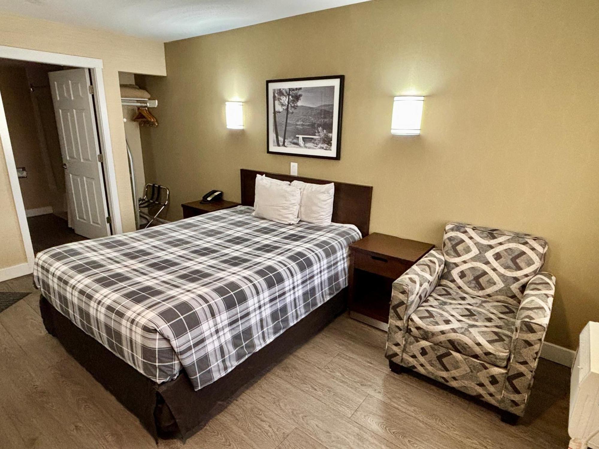 Rodeway Inn & Suites Kamloops Extérieur photo
