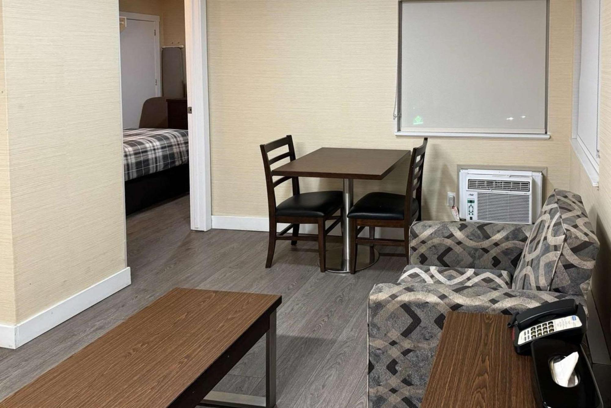 Rodeway Inn & Suites Kamloops Extérieur photo