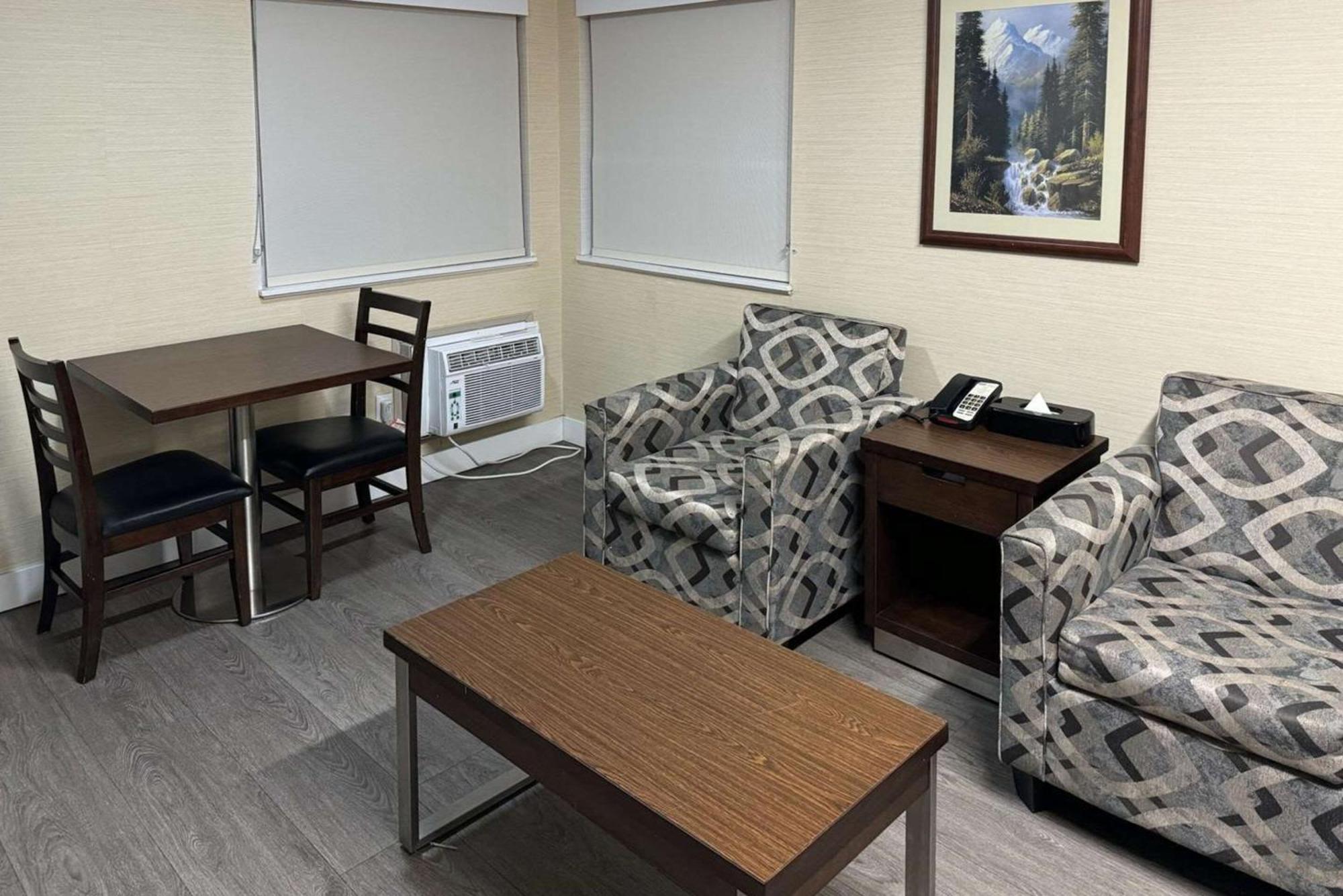 Rodeway Inn & Suites Kamloops Extérieur photo