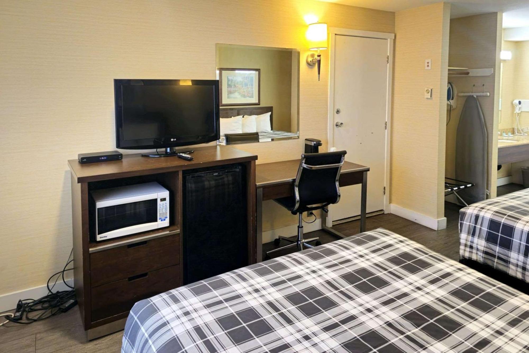 Rodeway Inn & Suites Kamloops Extérieur photo