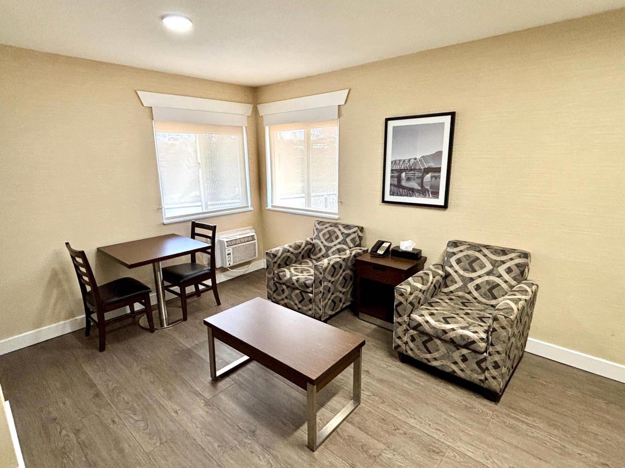 Rodeway Inn & Suites Kamloops Extérieur photo