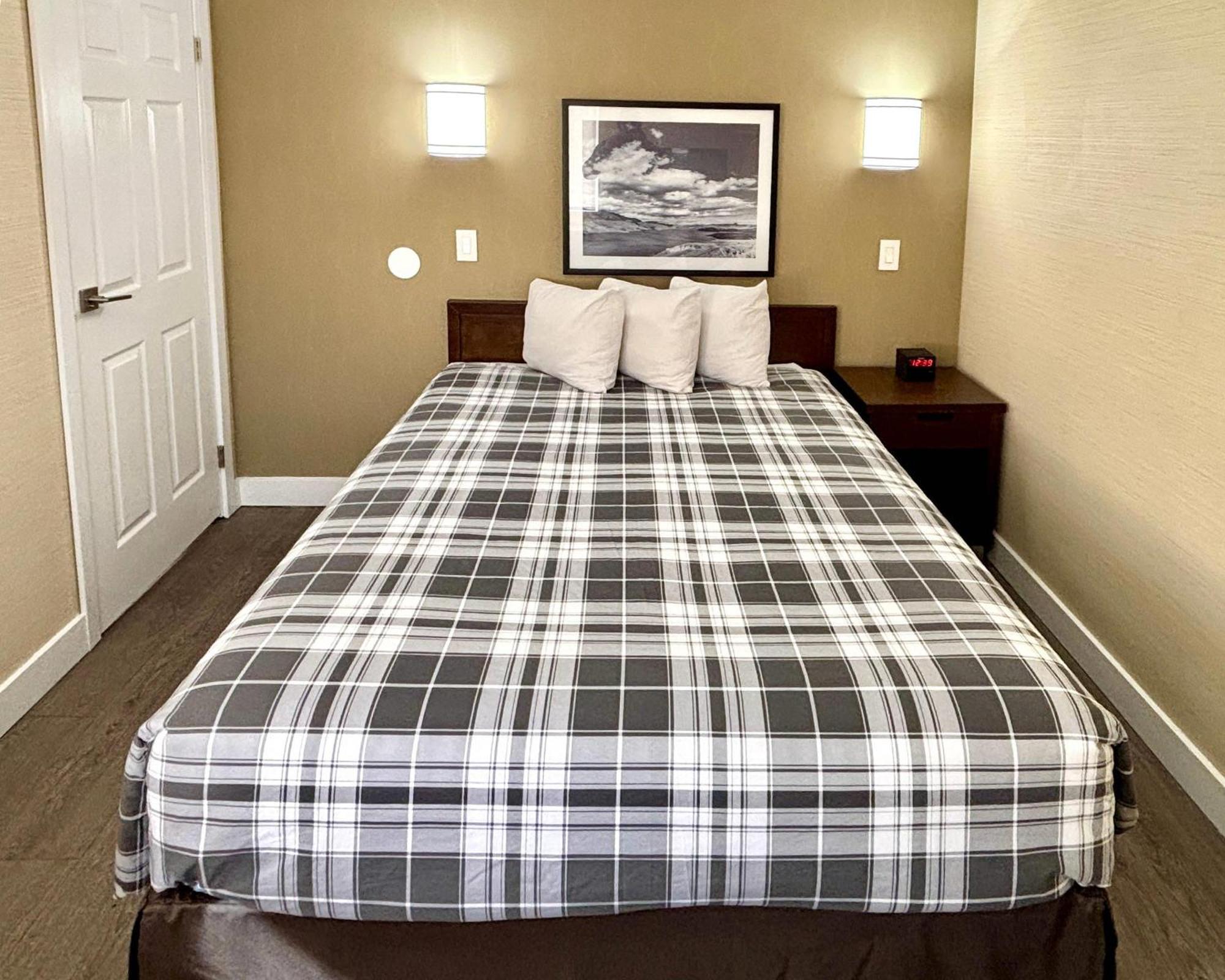 Rodeway Inn & Suites Kamloops Extérieur photo