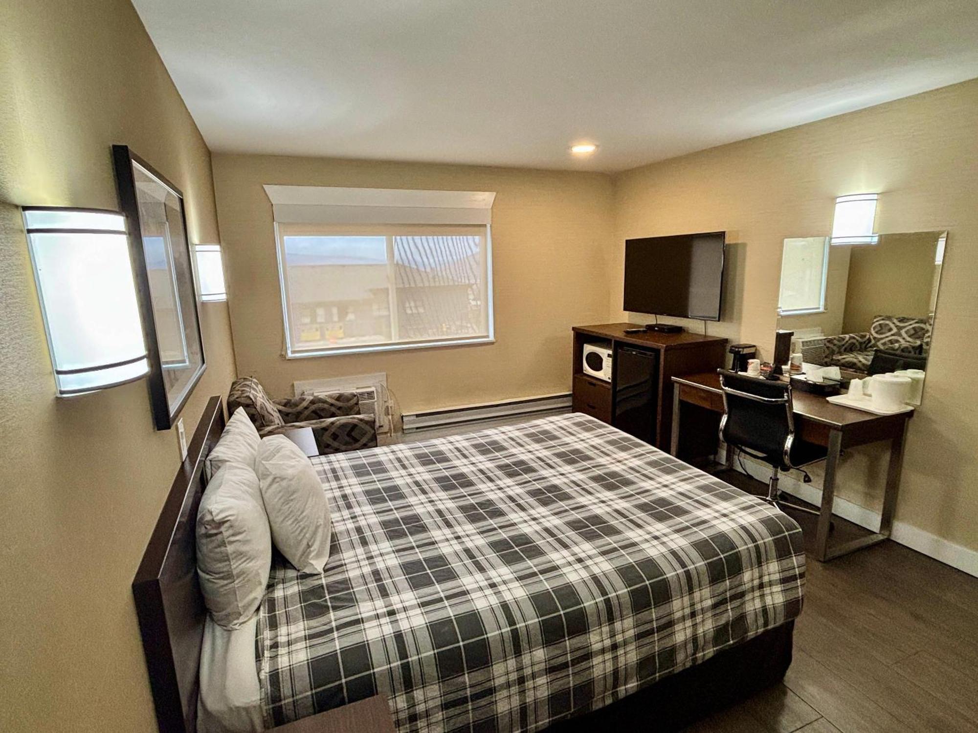 Rodeway Inn & Suites Kamloops Extérieur photo