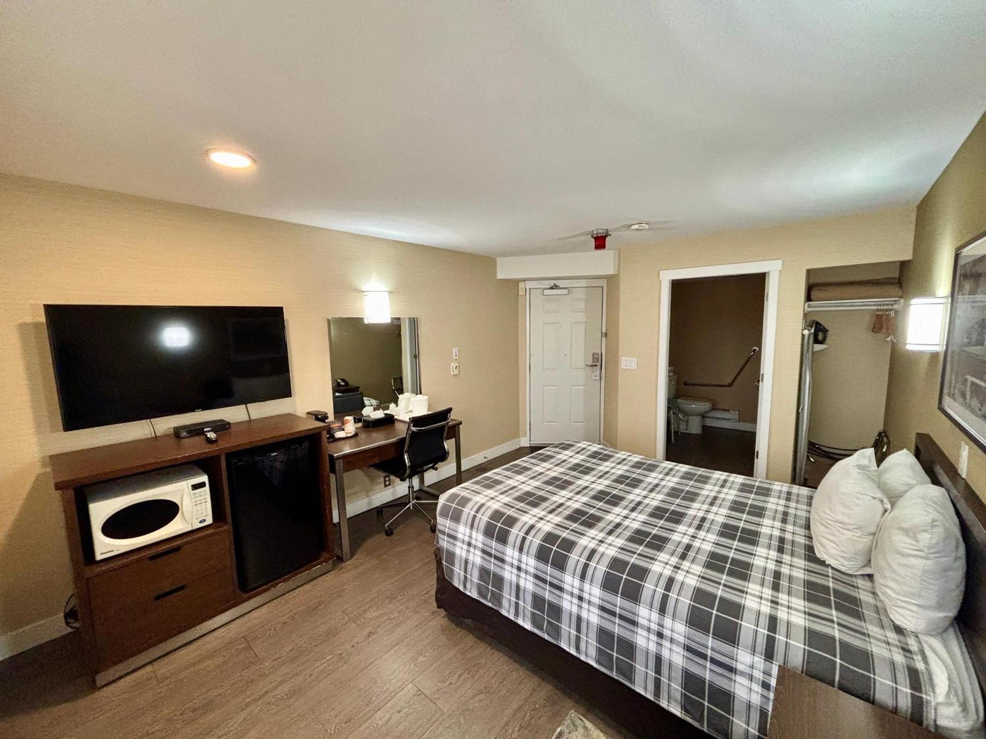 Rodeway Inn & Suites Kamloops Extérieur photo