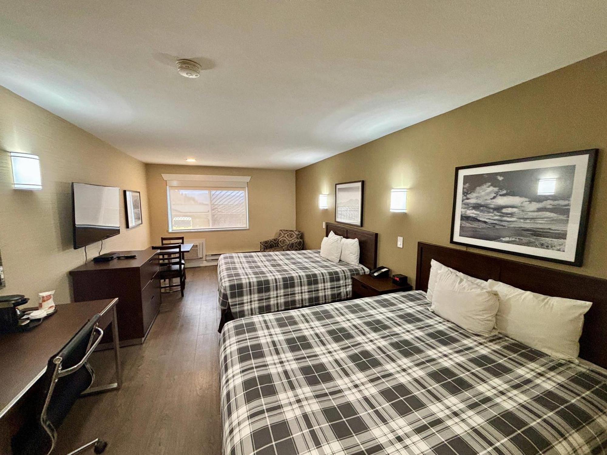 Rodeway Inn & Suites Kamloops Extérieur photo