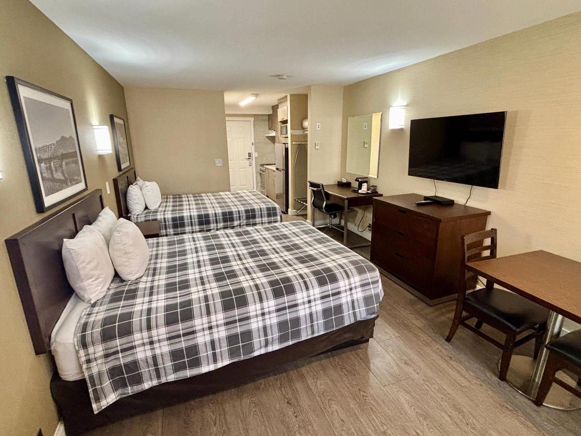 Rodeway Inn & Suites Kamloops Extérieur photo